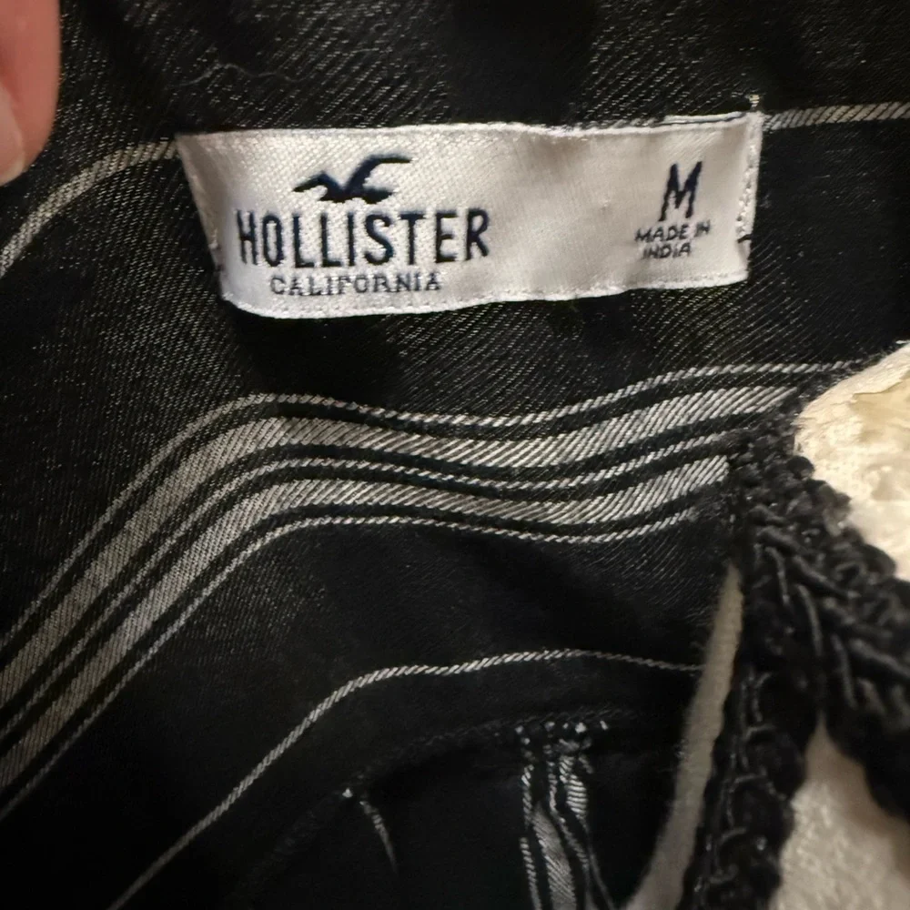 Hollister | Black and White twist Striped Crop Top
